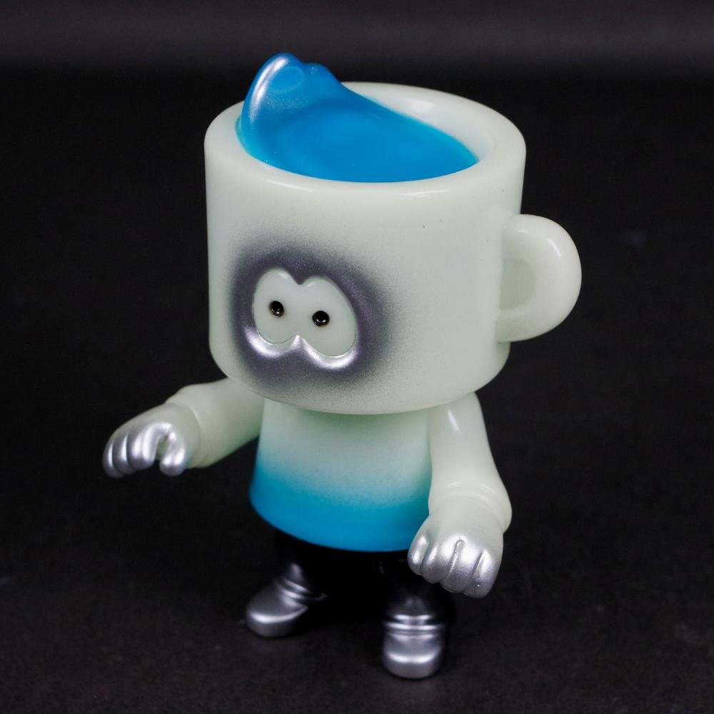 hakaba_gallery's tweet image. 【#ソフビ 抽選情報】#HUMAN_ROBOT より #カップン（蓄光) が登場！
暗闇で存在感を醸し出す蓄光素体に、シルバーとブルーのコントラストが涼しい（？）#墓場の画廊 限定のGID仕様での販売。
抽選期間は3月8日(金)18時〜10日(日)23時59分まで!!
hakabanogarou.jp/archives/52334…