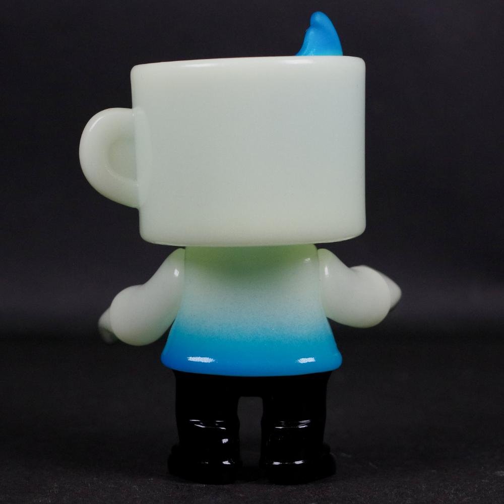 hakaba_gallery's tweet image. 【#ソフビ 抽選情報】#HUMAN_ROBOT より #カップン（蓄光) が登場！
暗闇で存在感を醸し出す蓄光素体に、シルバーとブルーのコントラストが涼しい（？）#墓場の画廊 限定のGID仕様での販売。
抽選期間は3月8日(金)18時〜10日(日)23時59分まで!!
hakabanogarou.jp/archives/52334…