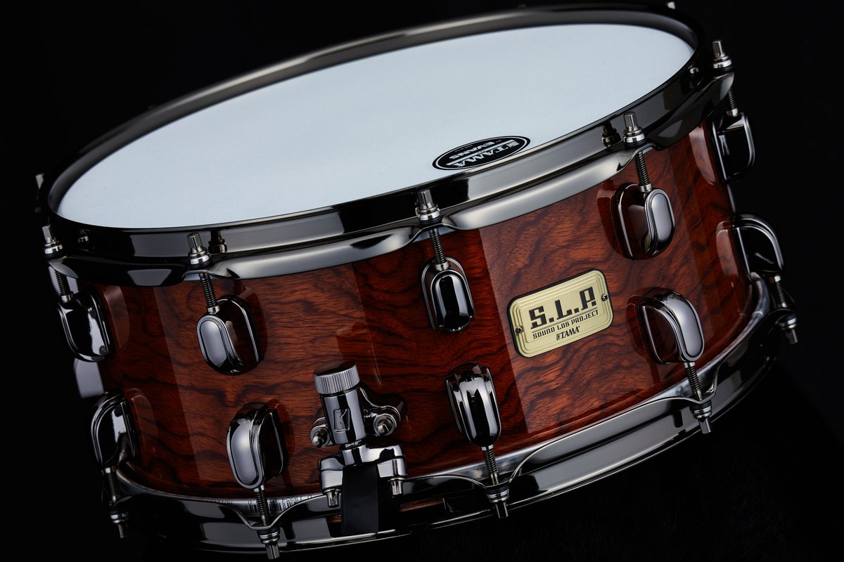 【S.L.P. G-Bubinga 14'x6'】 12ply/10mmに成型したブビンガ材のシェルに、2.3mmスティール製フランジフープをマウントし、パワフルなサウンドと幅広いチューニングレンジを実現したスネアドラムです。 ▼LGB146-NQB tama.com/jp/products/sn… #TAMADrums #snaredrum #drums