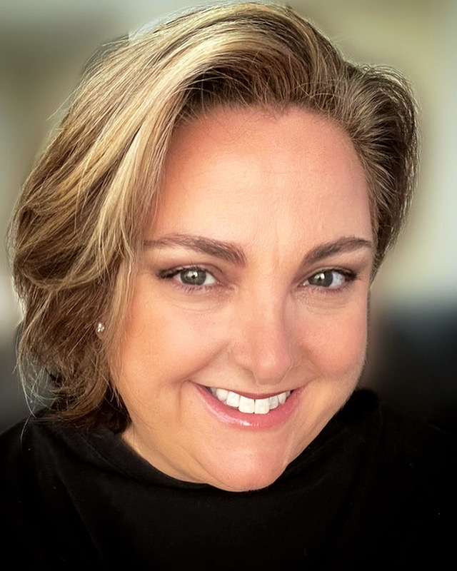 mellindquist's tweet photo. Urgent selfie for work today. Vaseline and soft lens, SoCal tan, jobs skivvie and tv make up. Voila! https://t.co/n1PQAYPTwI