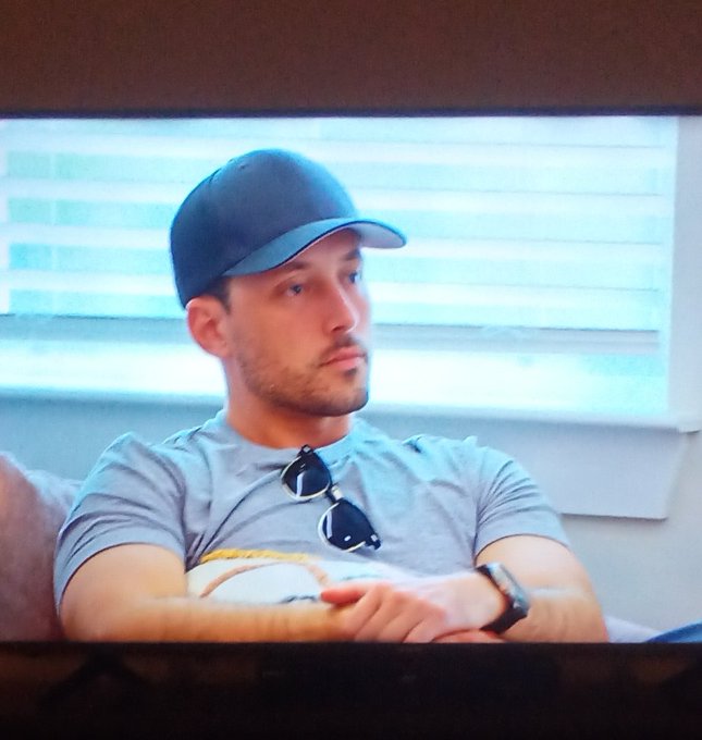 Locations is a leash for dogs... #LoveIsBlind6 https://t.co/I2HIYO818X<a href="/tag/loveisblind6"class="tags">#LoveIsBlind6</a>