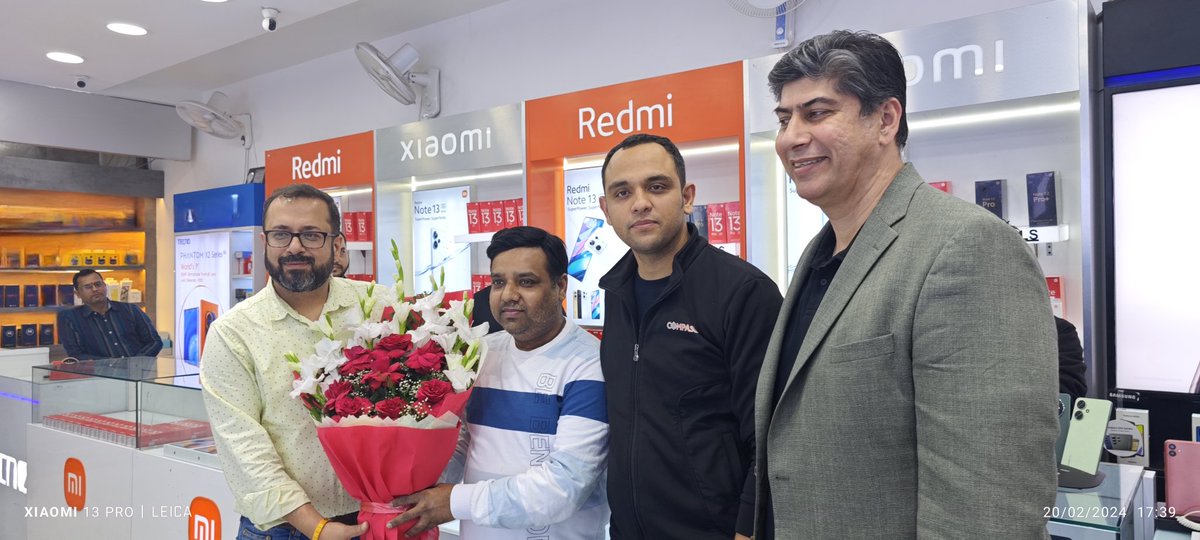 batchumalli's tweet photo. Great catch-up with our Distribution partners, Siddhu ji (Sahib Tradelinks) & Arun ji & Shivam ji (K-Sons), & a wonderful market visit meeting our Super #Chandigarh #MiPartners.๐
#Xiaomi โฅ๏ธ #ChandigarhMarketVisit https://t.co/U0hiTyGjda