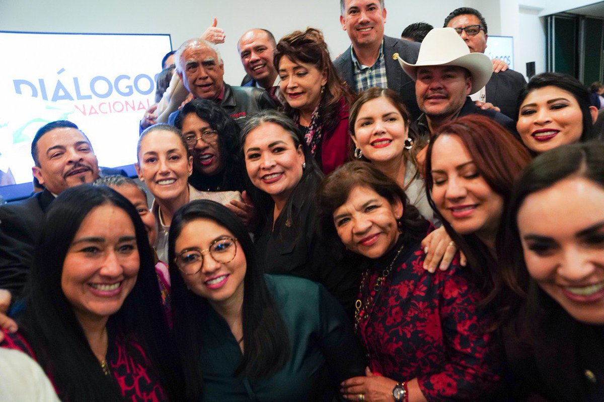 Claudiashein's tweet photo. Me reuní con la actual bancada de diputados de Morena, y de nuestro movimiento, vamos a seguir trabajando bastante, hay mucho trabajo por hacer. https://t.co/LySn1MwPRa