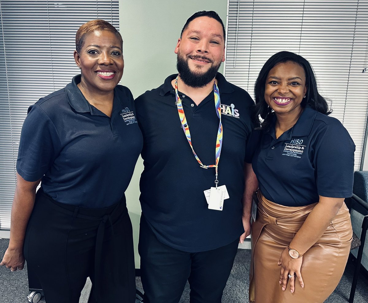 DevoDouglas's tweet image. It’s always family at #HoustonTLA! 🤗 Fall ‘23 cohort member @teachwithmorin shared his journey in TLA with our spring cohort &amp;amp; I couldn’t be more proud of to have had him as a inaugural cohort member ✏️ 🍏
