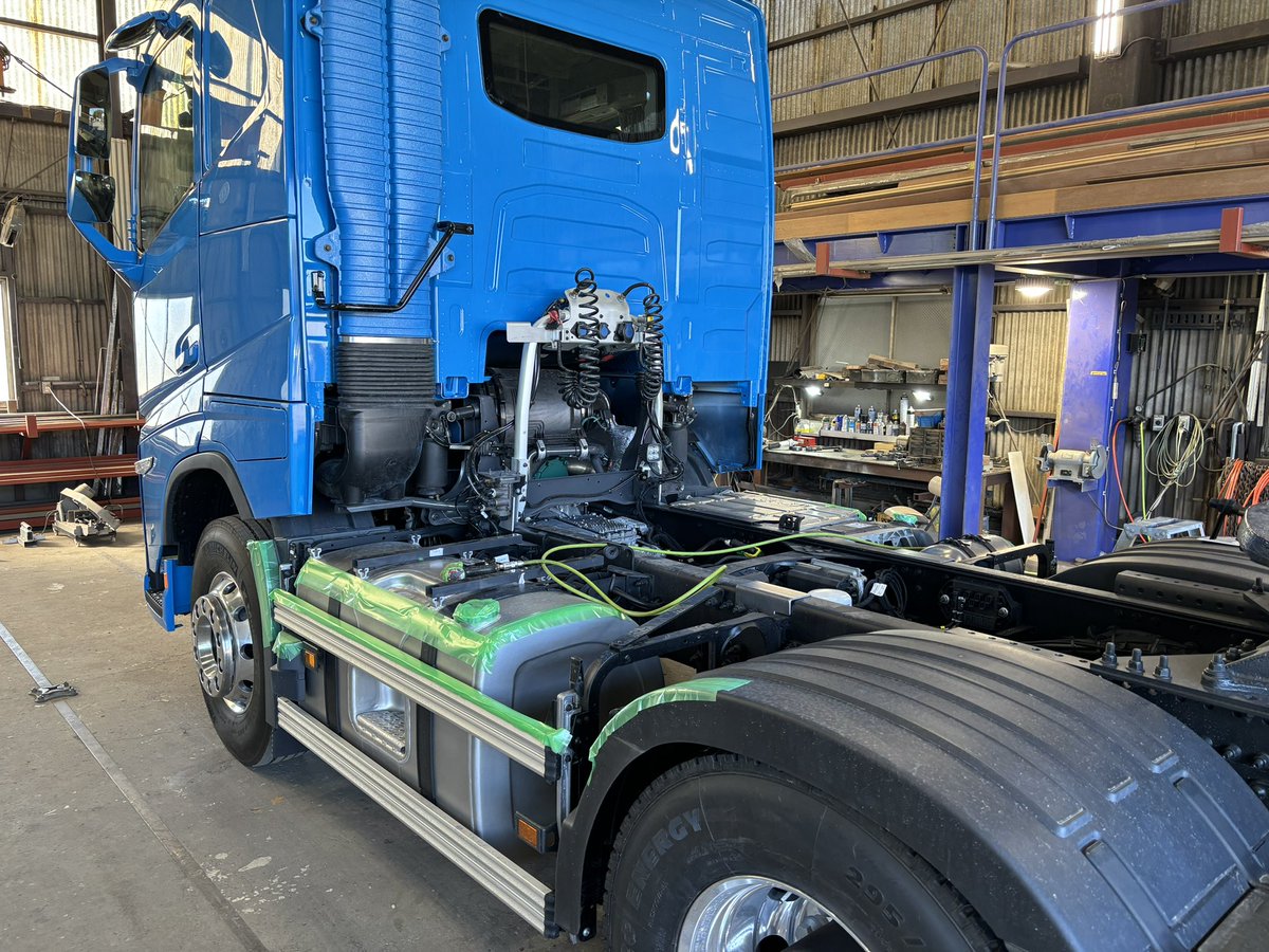 ftec_mori's tweet photo. 新型ボルボFHトラクタ
踊り場架装進行中〜

トラックはユーザーさまの使いやすい形に一台一台手作りで仕上げていくのが一般的です https://t.co/nkO3nJEHg4