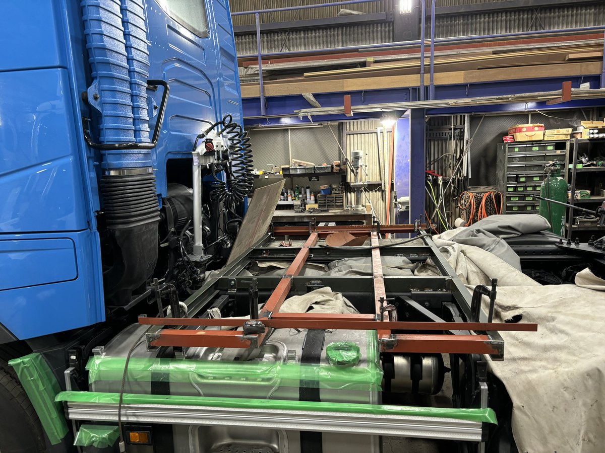 ftec_mori's tweet photo. 新型ボルボFHトラクタ
踊り場架装進行中〜

トラックはユーザーさまの使いやすい形に一台一台手作りで仕上げていくのが一般的です https://t.co/nkO3nJEHg4