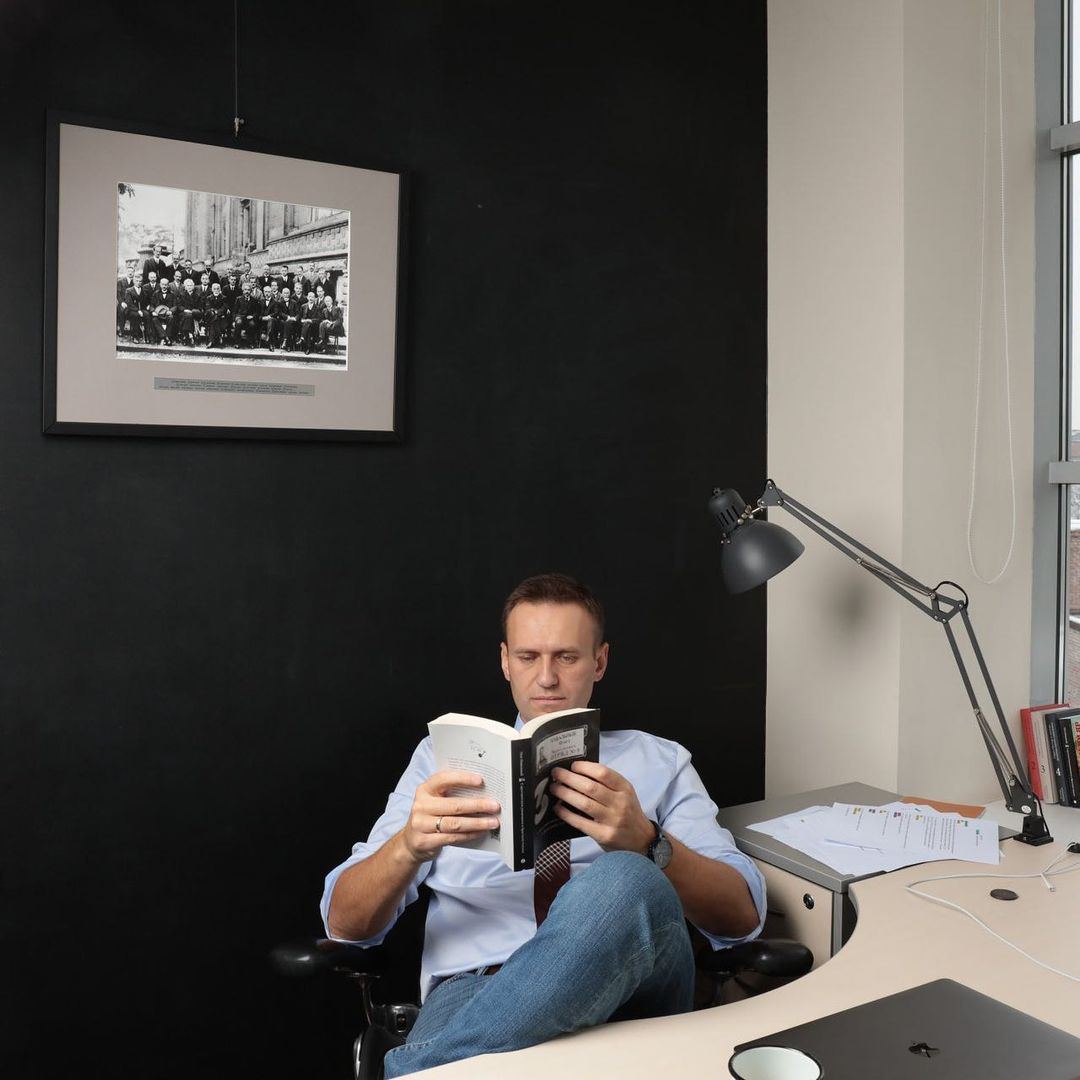 Рекомендации книг Навального с его комментариями

В том числе книга, которую он рекомендует бежать читать, когда "хочется себя пожалеть" и "восстановить душевное равновесие".

Книги про фантастику распада России, про русскую душу, про ватников, а так же про докмед.