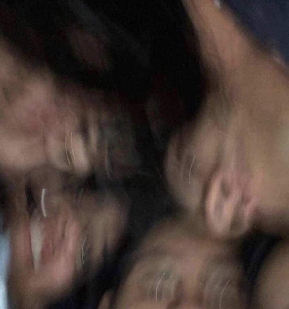 “pásame las fotos de anoche”

las fotos: