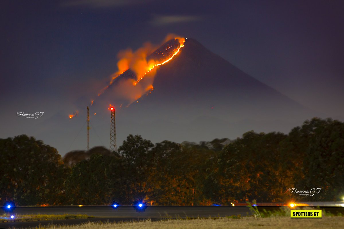 hansen_gt's tweet photo. #Incendio forestal en el #VolcánDeAgua #Guatemala @AztecaGuate @Guatevision_tv @PublinewsGT @TelediarioGT https://t.co/GxcG9MEwIl