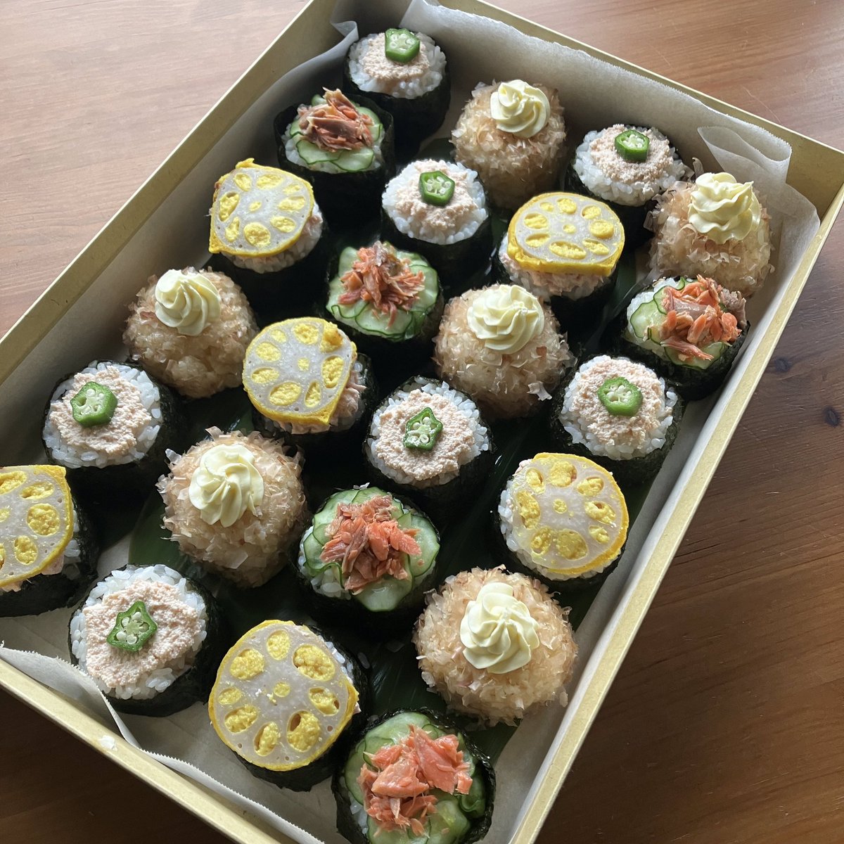 saucemagiccater's tweet photo. 会社の送別会にボックスケータリング。
いつもロケ弁をご依頼いただく制作会社様よりご依頼で、今回はボックスに入ったオードブルやお料理をお届けしました。
退職される方のご希望で、おにぎり、エビのオードブル、サラダ、唐揚げ、エスニック料理のリクエストでした。 https://t.co/lLmbqgfUEe