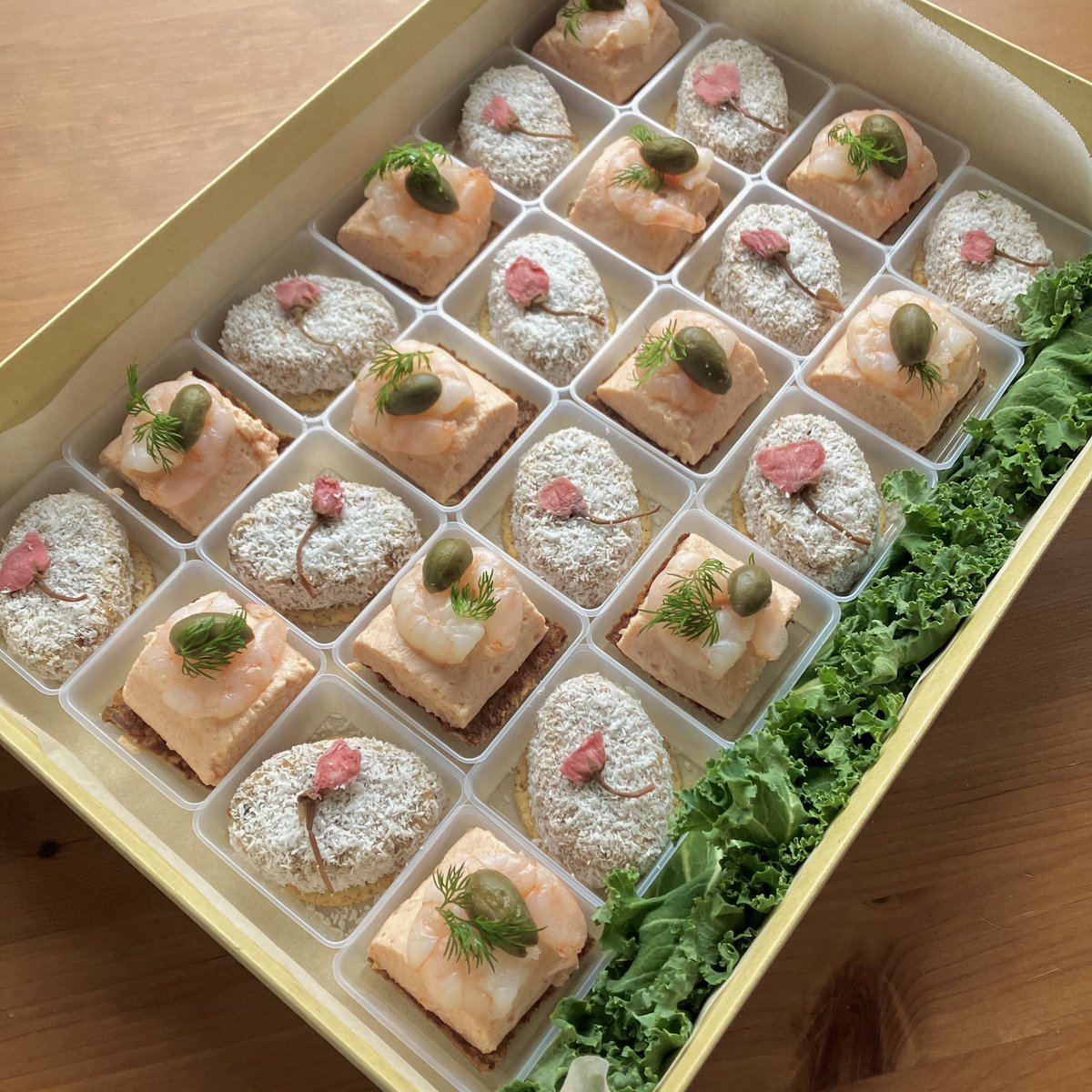 saucemagiccater's tweet photo. 会社の送別会にボックスケータリング。
いつもロケ弁をご依頼いただく制作会社様よりご依頼で、今回はボックスに入ったオードブルやお料理をお届けしました。
退職される方のご希望で、おにぎり、エビのオードブル、サラダ、唐揚げ、エスニック料理のリクエストでした。 https://t.co/lLmbqgfUEe