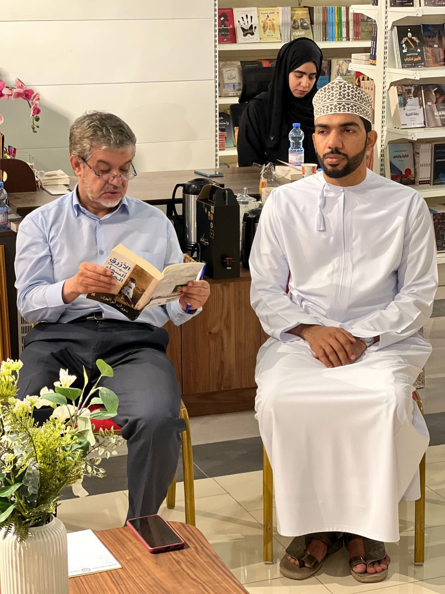 عندَما حوصِرَتْ السّماءُ والبحرُ والبرُّ ، سلمنَا أنفسَنَا إلى رًحمِ الأرضِ مثل القوارضِ كي لانموتَ ، انتشرتْ الأنفاقُ تحتَ أقدامِنا كأنَّها سطورُ حكايةٍ كتبَها التّاريخُ ومحاها ثمَّ أعادَ كتابتَها . 

#مناقشة_كتاب_الأزرق_بين_السماء_والماء #رُواق_الأدب