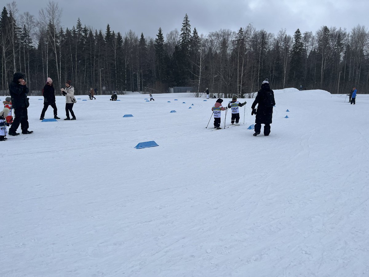 stefanfroberg's tweet photo. Eilinen Paloheinän talvirieha muistutti taas mieleen miksi me tätä työtä teemme. Paljon erilaista ohjelmaa paikalla mm. Muumit sekä paljon tekemistä, lumiukon rakentamista natiaisten hiihtokilpailuun ⛄️ #Paloheinä #Helsinki https://t.co/YUVopBfr5t