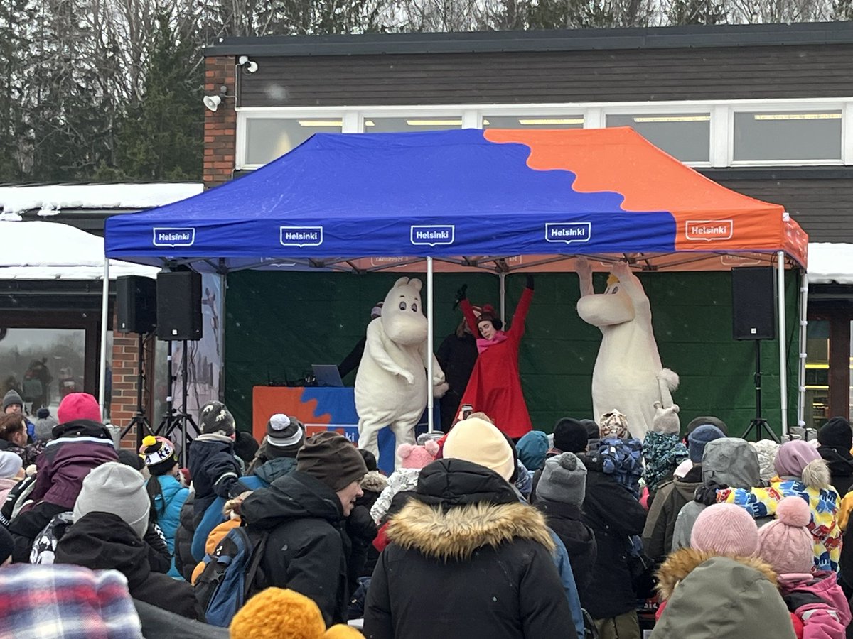 stefanfroberg's tweet photo. Eilinen Paloheinän talvirieha muistutti taas mieleen miksi me tätä työtä teemme. Paljon erilaista ohjelmaa paikalla mm. Muumit sekä paljon tekemistä, lumiukon rakentamista natiaisten hiihtokilpailuun ⛄️ #Paloheinä #Helsinki https://t.co/YUVopBfr5t