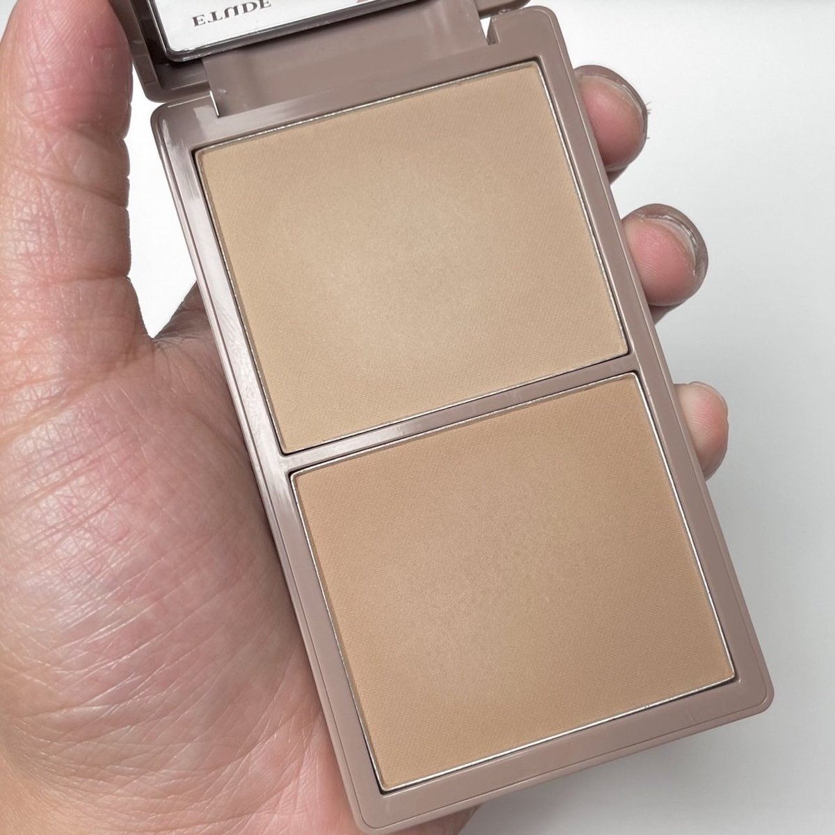 etude สี creator เป็นเงาที่โคตรจริง จริงแบบสีไม่โดดออกมาจากผิวเลย ไม่เป็นปื้น คือมันดูนวลละมุนไปกับผิว ดูหน้ามีโครงอยู่แล้วไม่ได้คอนทัวร์มา แล้วใช้ง่ายมากไม่ต้องกลัวพลาด เม็ดสีไม่แน่นเกินเกลี่ยแล้วมันกลืนเป็นเงาจริงๆ ไม่ดูพยายามจะทำให้เป็นเงาเกินไป โคตรความธรรมชาติ