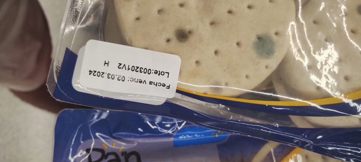 AngelithaBieber's tweet photo. @LIDERcl  un asco vendiendo el pan con hongos, y se supone que vence en marzo
Cuidado con lo que se compra ahí, pésima experiencia. @SeremiSalud2 @SERNAC https://t.co/nGnufaR7Q0