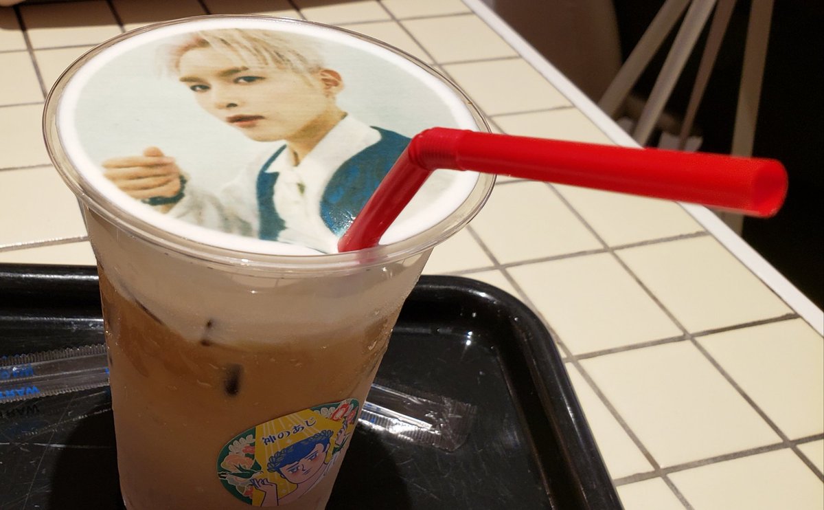 ichijiro_ryeo's tweet photo. 朝9時に着いて暇すぎ～
することなさすぎてカフェアート🤣
顔崩せない https://t.co/GQFc9jIMIe