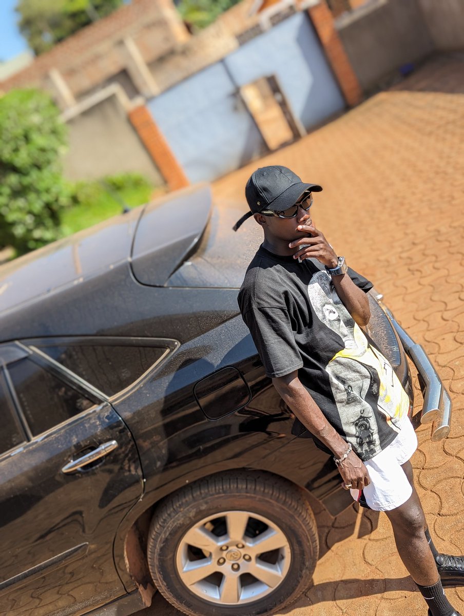 _teamohOfficial's tweet photo. What do you know about guys who take pics on cars? https://t.co/Un1M36eX5z