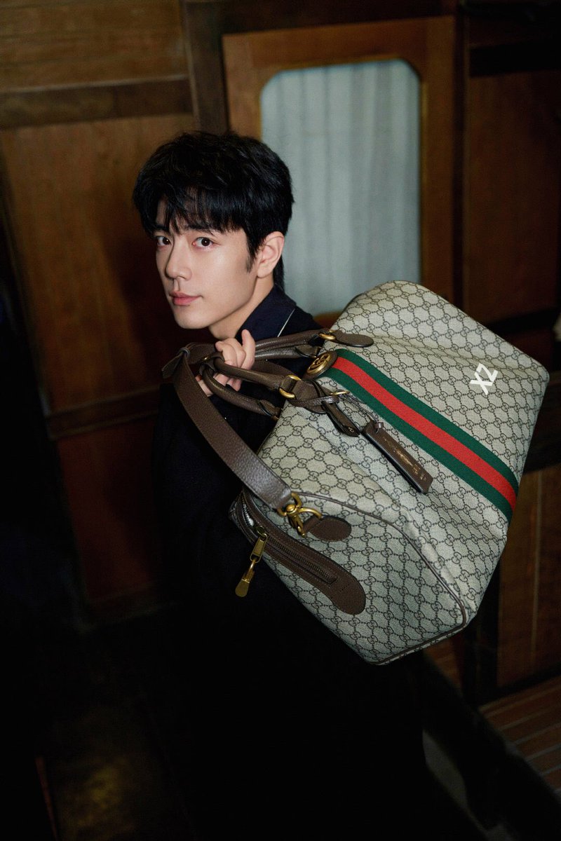 1nzpy's tweet photo. เตรียมพบหนุ่มหล่อ! #เซียวจ้าน Gucci Global Ambassador กำลังเดินทางไปร่วมชมโชว์ Gucci Fall/Winter 2024 ที่มิลานแฟชั่นวีค พร้อมลุคหล่อเนี้ยบถือกระเป๋าเดินทางโมโนแกรมสุดคลาสสิกคัสตอมเมดสกรีนตัวอักษร 'XZ' 🐰🩷

#XiaoZhan
#XiaozhanxGucci
#GucciFW24 #Gucci
#MilanFashionWeek24 #MFW24 https://t.co/dfVYBt6BNe