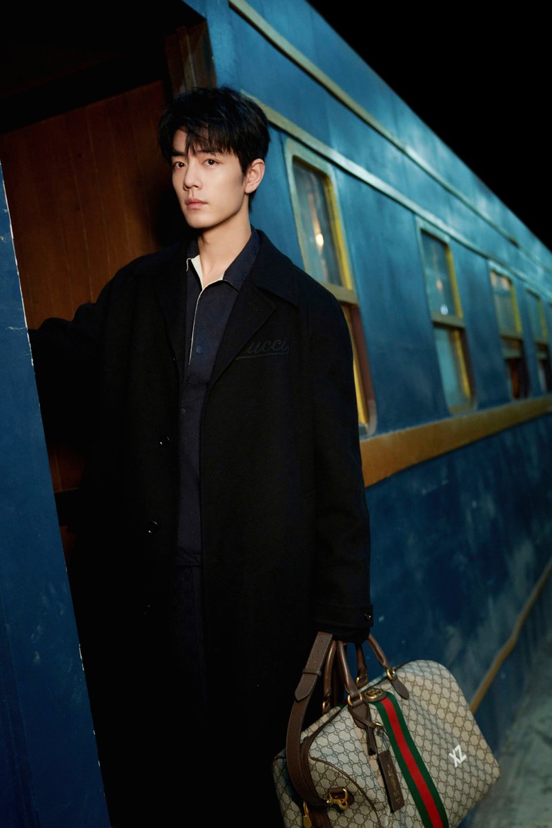 1nzpy's tweet photo. เตรียมพบหนุ่มหล่อ! #เซียวจ้าน Gucci Global Ambassador กำลังเดินทางไปร่วมชมโชว์ Gucci Fall/Winter 2024 ที่มิลานแฟชั่นวีค พร้อมลุคหล่อเนี้ยบถือกระเป๋าเดินทางโมโนแกรมสุดคลาสสิกคัสตอมเมดสกรีนตัวอักษร 'XZ' 🐰🩷

#XiaoZhan
#XiaozhanxGucci
#GucciFW24 #Gucci
#MilanFashionWeek24 #MFW24 https://t.co/dfVYBt6BNe