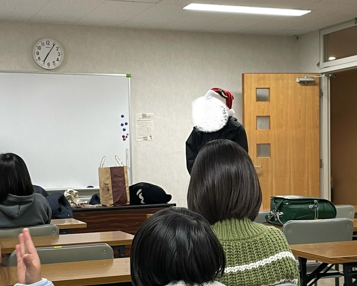 ①ジガクス
毎週月曜夕方に公民館で地域の小学生・中学生の学習支援をしています！主に宿題や高校受験の勉強をしているのを、団員がサポートします︎💪('ω'💪)