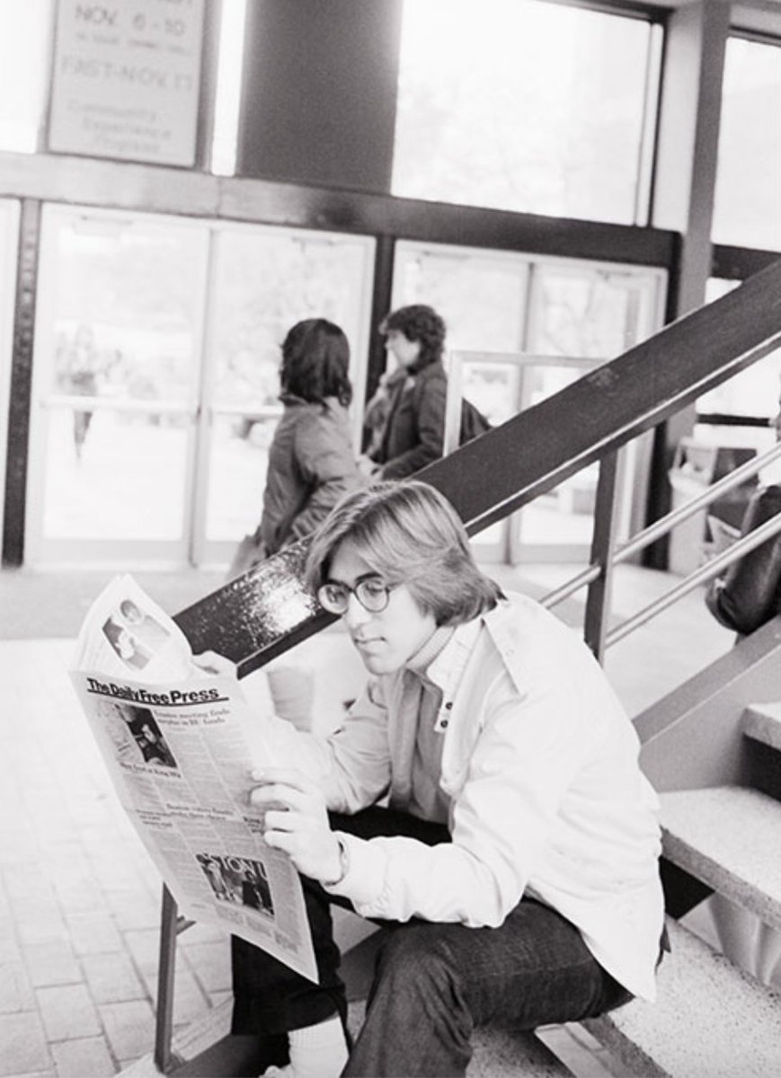 DFParchives's tweet image. Keep reading the FreeP! 📰 
Check out this photo of a student reading our newspaper at the GSU on November 16, 1983! 

Courtesy of BU photo archives.