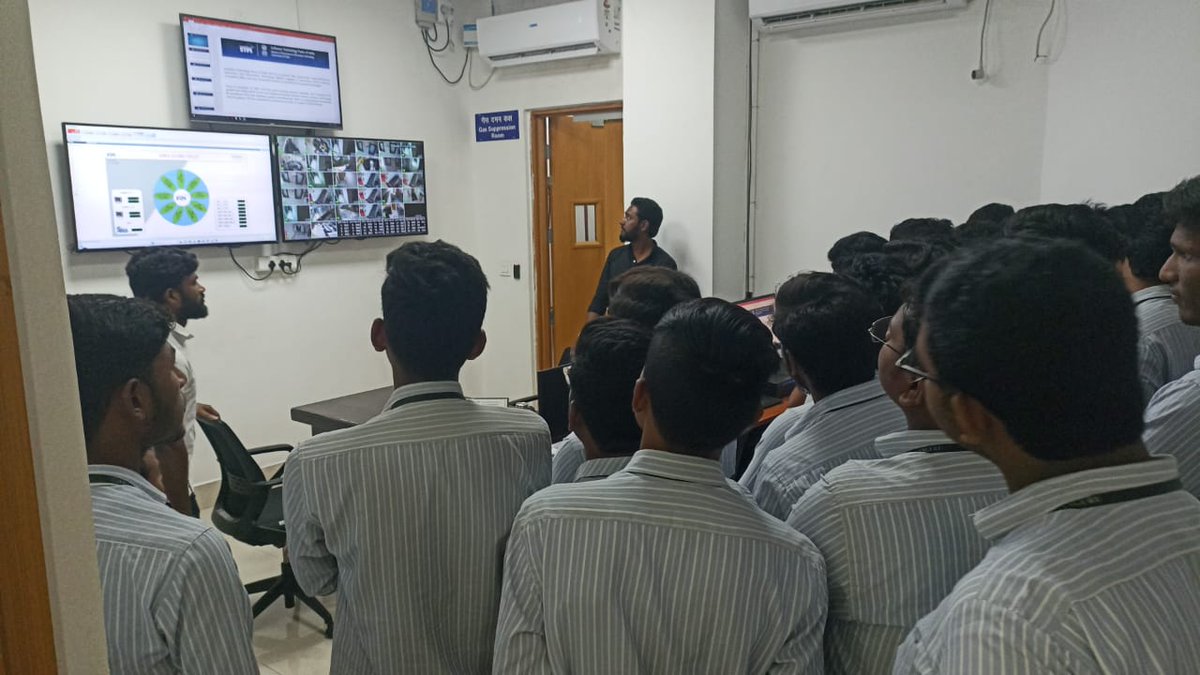 STPIVijayawada's tweet photo. #STPIBeyondMetros: B Tech IIyear students from @DHANEKULA2009 #Vijayawada had visited @stpivjw1 VINCITY campus. STPI staff shared insights about #STPIINDIA operations during their industrial tour.#NGISVijayawada #STPIIncubation #StartupIndia #STPIOutreach #GrowWithSTPI @KavithaC8 https://t.co/pzDOFn2JP5