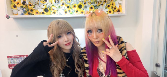 先日、話題の愛内アイラちゃんとコラボ撮影でした😳 アイラちゃんありがとうございました🥰 https://t.co/ocBBG391Gq
