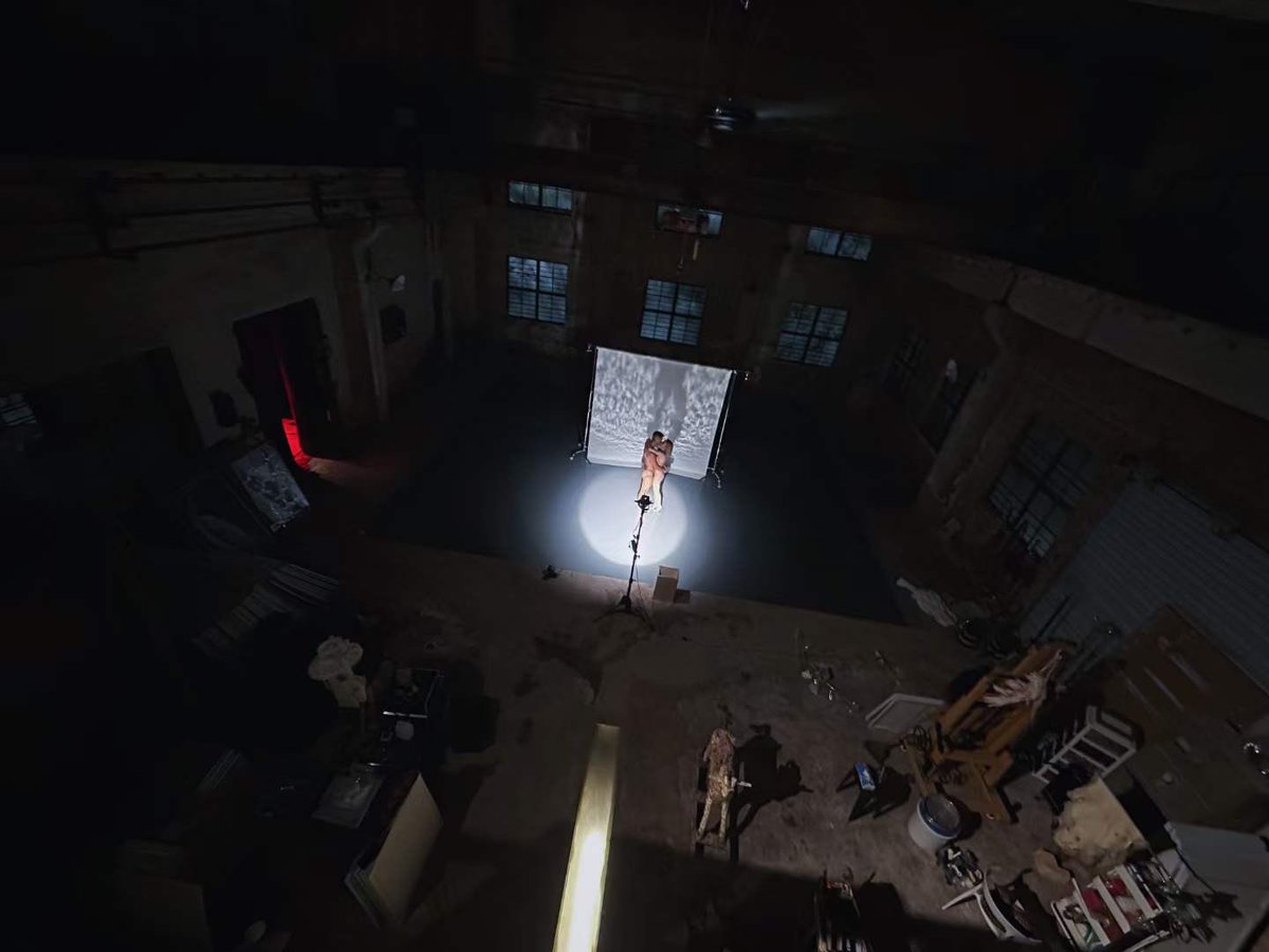 熟悉我的人都知道
我不靠出賣攝影服務為生
所有拍攝都是我個人創作項目
我只對我個人負責
凡事也有例外
每年我有若干客片名額
不care發不發表
單純為拍攝對象創作
象徵性收取1W的拍攝費用
其實這個項目我只是單純覺得好玩
但是往往能收穫的是很多有意思的朋友
現在大多數模特以00後為主
90