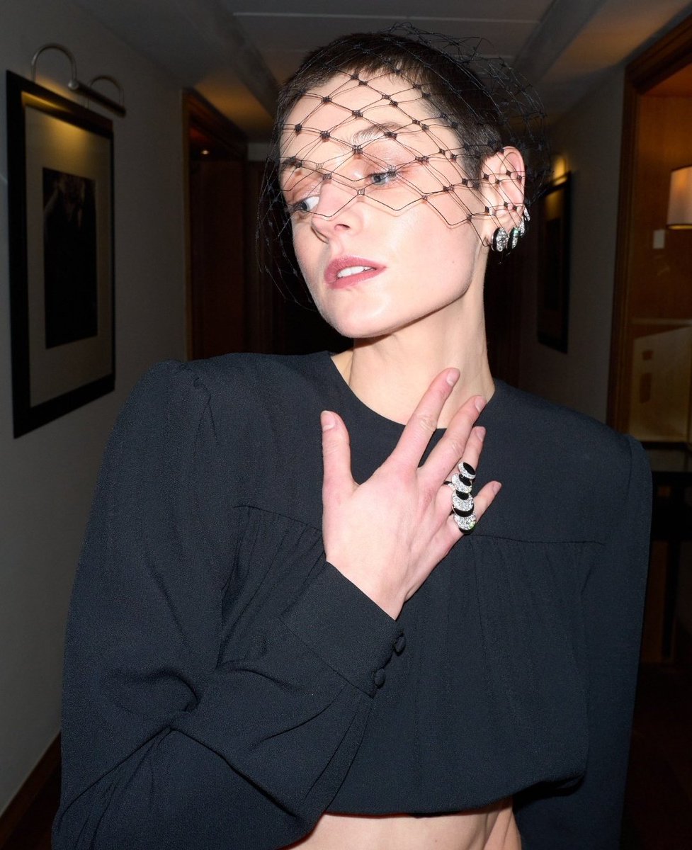 CorrinUpdates's tweet image. 📸 | Emma Corrin at the #BAFTAs last Sunday (18.02)! 
photographed by Greg Williams