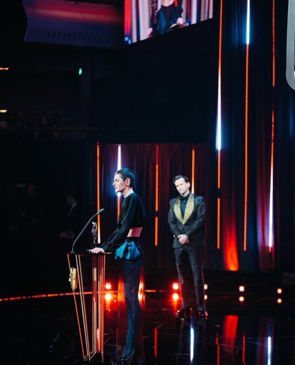CorrinUpdates's tweet image. 📸 | Emma Corrin presenting the award for best costum at the #BAFTAs last Sunday (18.02) !