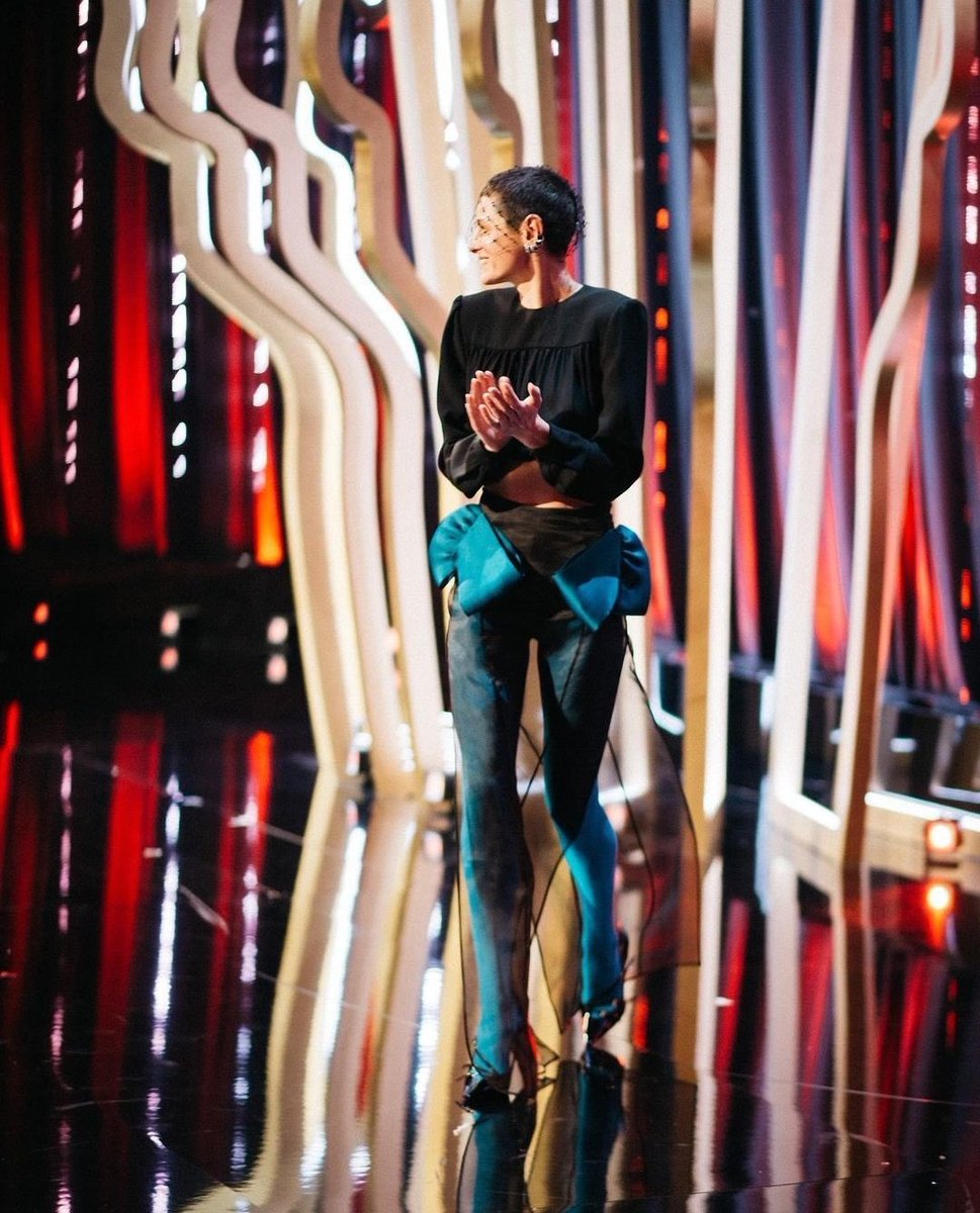 CorrinUpdates's tweet image. 📸 | Emma Corrin presenting the award for best costum at the #BAFTAs last Sunday (18.02) !