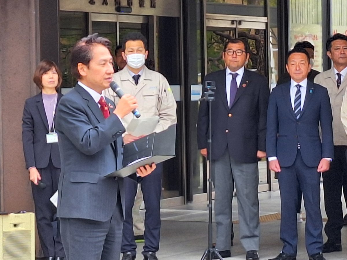 UukOhsk's tweet photo. 北九州市管工事組合と市役所水道職員、官民一丸で、被災地能登へ水道普及の協力で、本日出発式を行いました。顧問として、鷹木議員と感謝の気持ちでお見送りさせて頂きました。有り難うございます！素晴らしい取り組みです。#災害派遣　#北九州市水道　#官民一体　#北九州市管工事組合 https://t.co/4iuPMYZrLD
