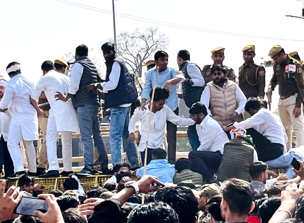युवा कांग्रेस राजस्थान द्वारा युवा व किसान विरोधी भाजपा सरकार के खिलाफ जयपुर की सड़कों पर संघर्ष।
@RahulGandhi @srinivasiyc @AbhimanyuP00NIA #youthcongress