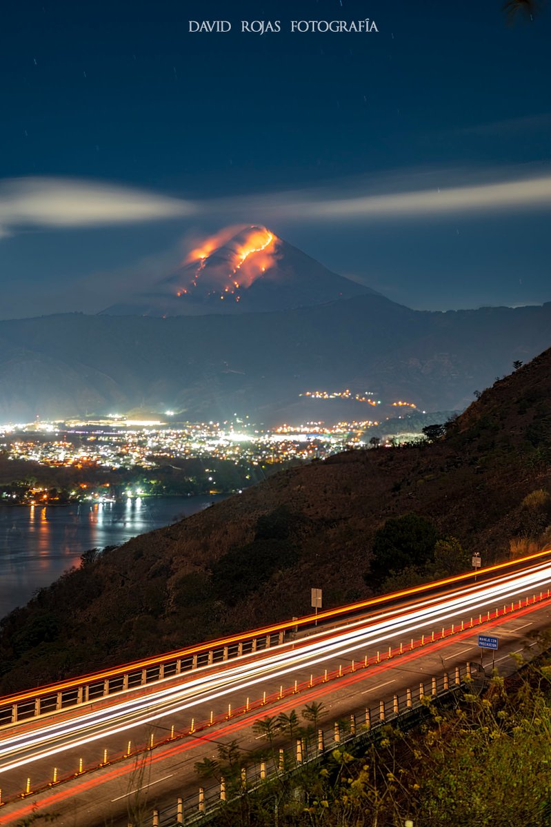 DavidRojasGt's tweet photo. Desde el Sur del departamento de Guatemala, sobre la VAS de Villa Nueva se puede apreciar el foco o la magnitud del incendio forestal del volcán de Agua. El área que actualmente se está quemando tiene bosque de pino y pajonales.  La humedad de la madrugada espero ayude a mitigar. https://t.co/fbzKqvSi9E