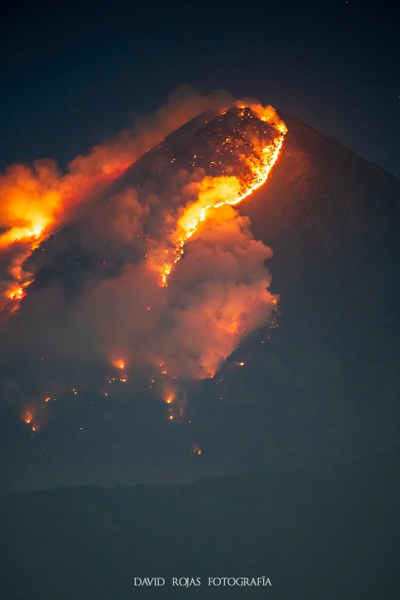 DavidRojasGt's tweet photo. Desde el Sur del departamento de Guatemala, sobre la VAS de Villa Nueva se puede apreciar el foco o la magnitud del incendio forestal del volcán de Agua. El área que actualmente se está quemando tiene bosque de pino y pajonales.  La humedad de la madrugada espero ayude a mitigar. https://t.co/fbzKqvSi9E