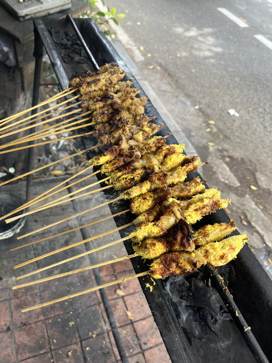 drhaltekehalte's tweet image. Balik lagi makan siang di Sate Kelapa Suramadu, Tebet. Seporsi nikmat sate kelapa ayam Rp30K. Warungnya buka mulai jam 7 pagi. Dilewati JAK.18 dari St. Tebet 2. #ngebetketebet #dhkh