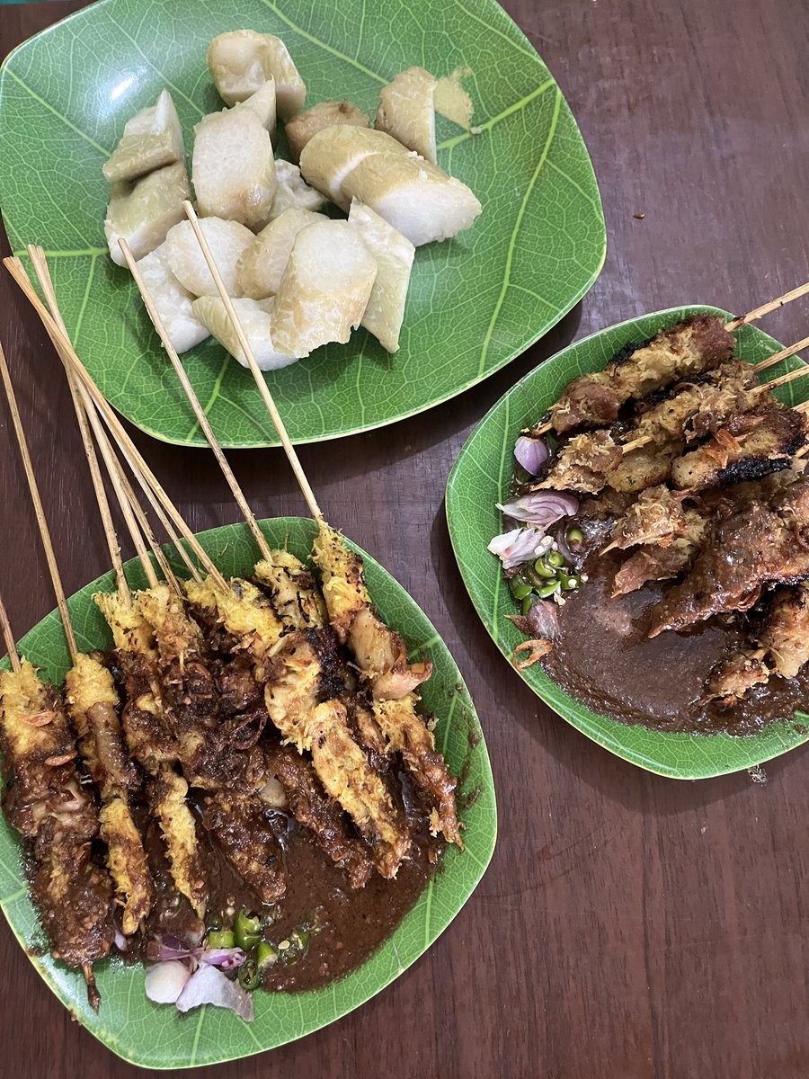 drhaltekehalte's tweet image. Balik lagi makan siang di Sate Kelapa Suramadu, Tebet. Seporsi nikmat sate kelapa ayam Rp30K. Warungnya buka mulai jam 7 pagi. Dilewati JAK.18 dari St. Tebet 2. #ngebetketebet #dhkh