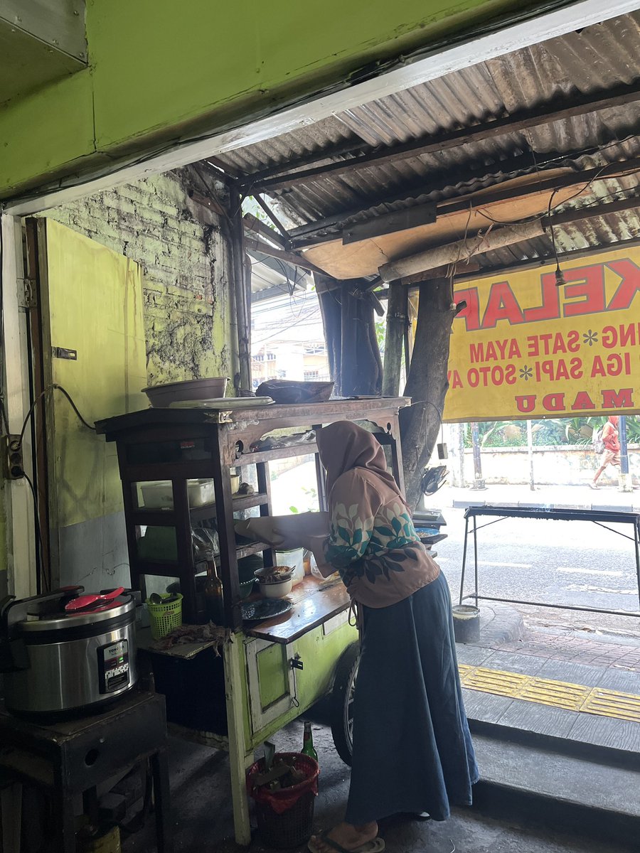 drhaltekehalte's tweet image. Balik lagi makan siang di Sate Kelapa Suramadu, Tebet. Seporsi nikmat sate kelapa ayam Rp30K. Warungnya buka mulai jam 7 pagi. Dilewati JAK.18 dari St. Tebet 2. #ngebetketebet #dhkh