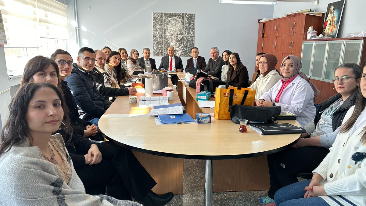 Okulda demokratik havanın hakim olduğu bir ortamda, öğrenci kendini daha iyi ifade eder ve yeteneğini ortaya çıkartabilir. Okul kültürünün gelişmesi için adil, demokratik tutum sergilenmeli ve iyi bir iletişim ağı kurulmalıdır. İyi bir iletişim okulun gelişimini olumlu etkiler.