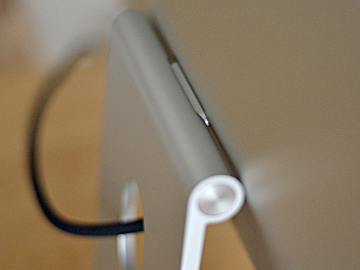 sign_ify's tweet image. Nano-textureも空間オーディオも良いが1番すげぇと思ったのはこの5×40mmほどの結合部だけでディスプレイを支えているということ #StudioDisplay