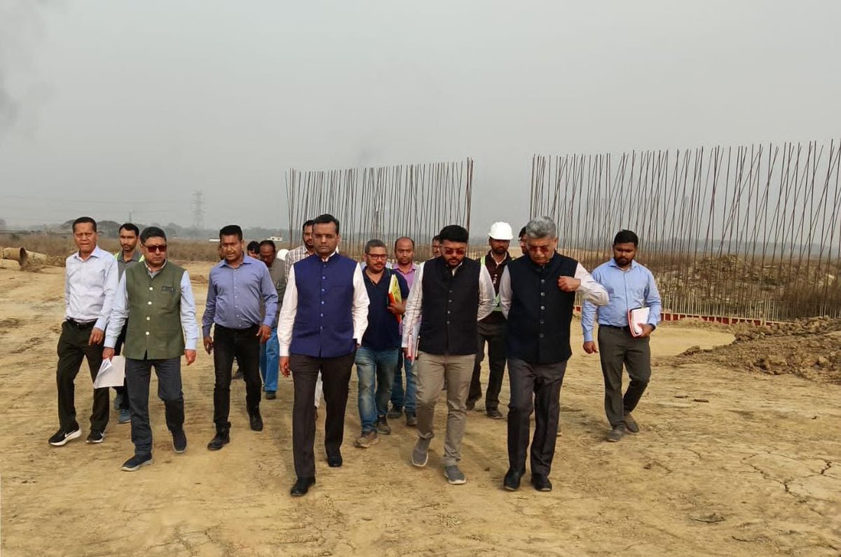 nhidcl's tweet image. Dr Krishan Kumar, MD NHIDCL, recently conducted an inspection of ongoing projects within the Bilasipara-Guwahati Corridor, the Jogighopa Bridge Project, and MMLP. During the visit, the MD underscored the criticality of upholding superior quality standards and encouraged EPC…
