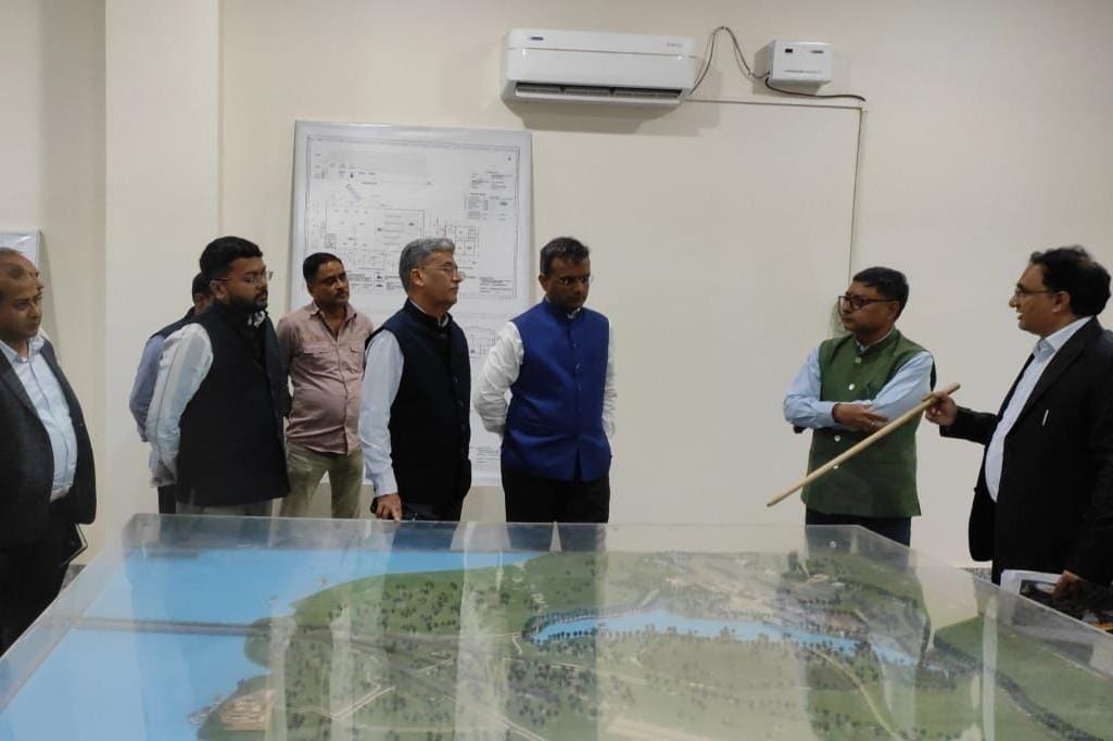 nhidcl's tweet image. Dr Krishan Kumar, MD NHIDCL, recently conducted an inspection of ongoing projects within the Bilasipara-Guwahati Corridor, the Jogighopa Bridge Project, and MMLP. During the visit, the MD underscored the criticality of upholding superior quality standards and encouraged EPC…