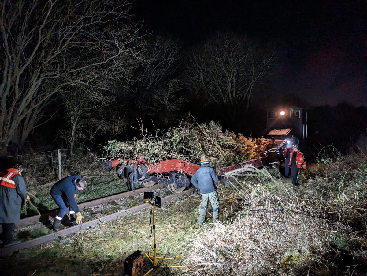 Another night shift 🌙 for our P-Way team last night, as they were tasked with vegetation clearance from the Bowes Bridge area. You’ll be able to see the fruits of their labour in the daylight with with improved visual appearance of the turntable area. Great work team! 🤩