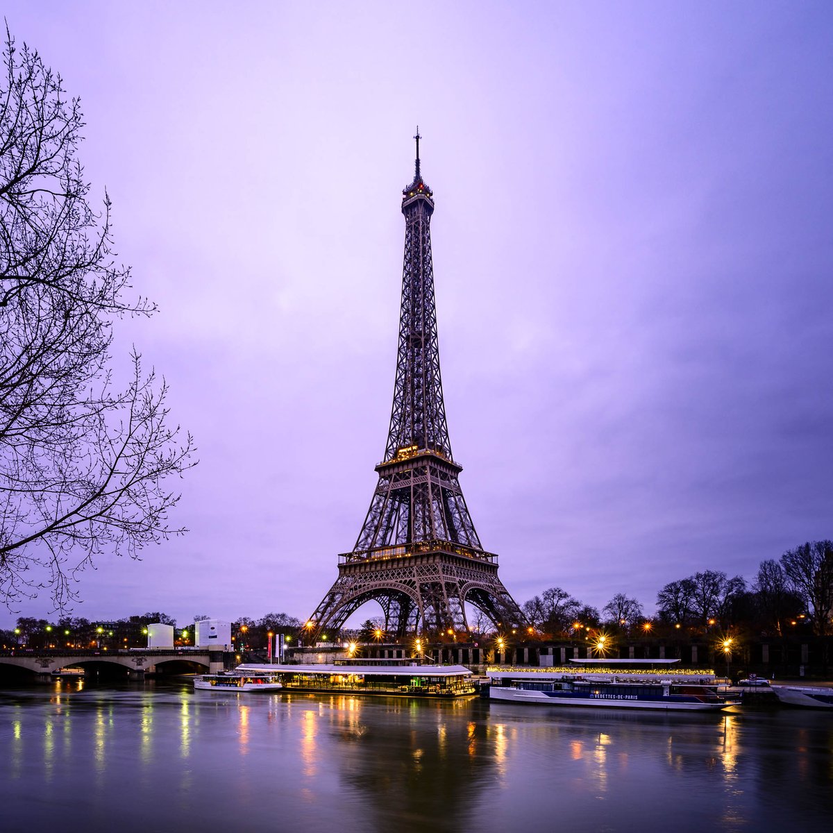 Promenade matinale le long de la Seine / A morning walk near @LaTourEiffel #jeudiphoto #bluehour #paris #MagnifiqueFrance