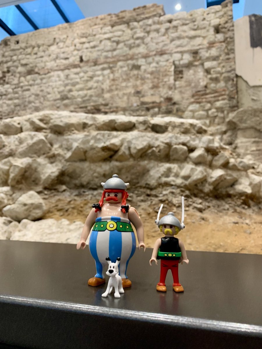 “Londinium will fall.”
Eyeing up the Roman wall, Vine Street.
#RomanFortThursday #PlaymobilInfestation