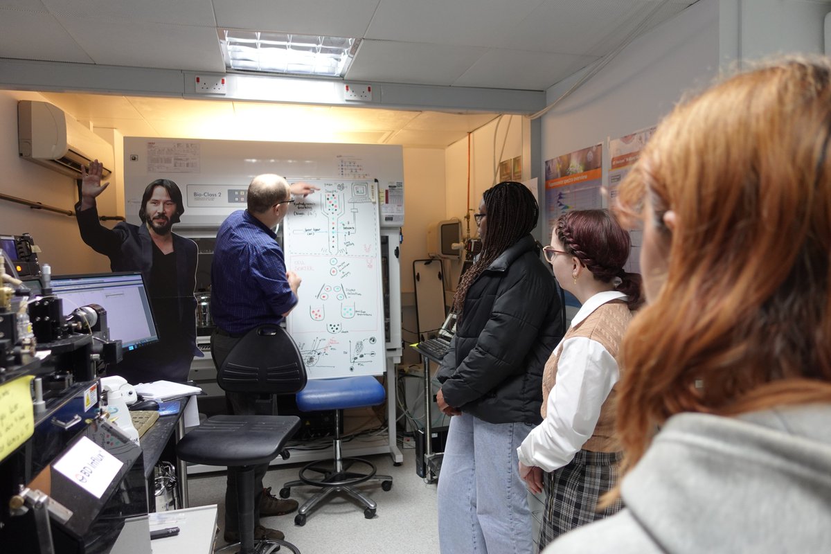 With a bit of help from Wallace, Gromit, Shaun the Sheep and Keanu, our ISAC/M students have been learning about flow cytometry this morning. @reiner_schulte might've helped too 😉Next stop @MRC_MBU microscopy!