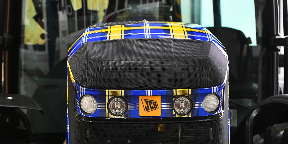 JCBagriculture's tweet photo. An iCON on a mission. #JCB are honoured to support the @MNDoddie5 Foundation and Scot Agri with this bespoke Fastrac iCON 4220 in the unique Doddie Weir Tartan to raise awareness for motor neuron disease. Discover more: https://t.co/vjJXgl1O6D. https://t.co/i8DCyf9JvA