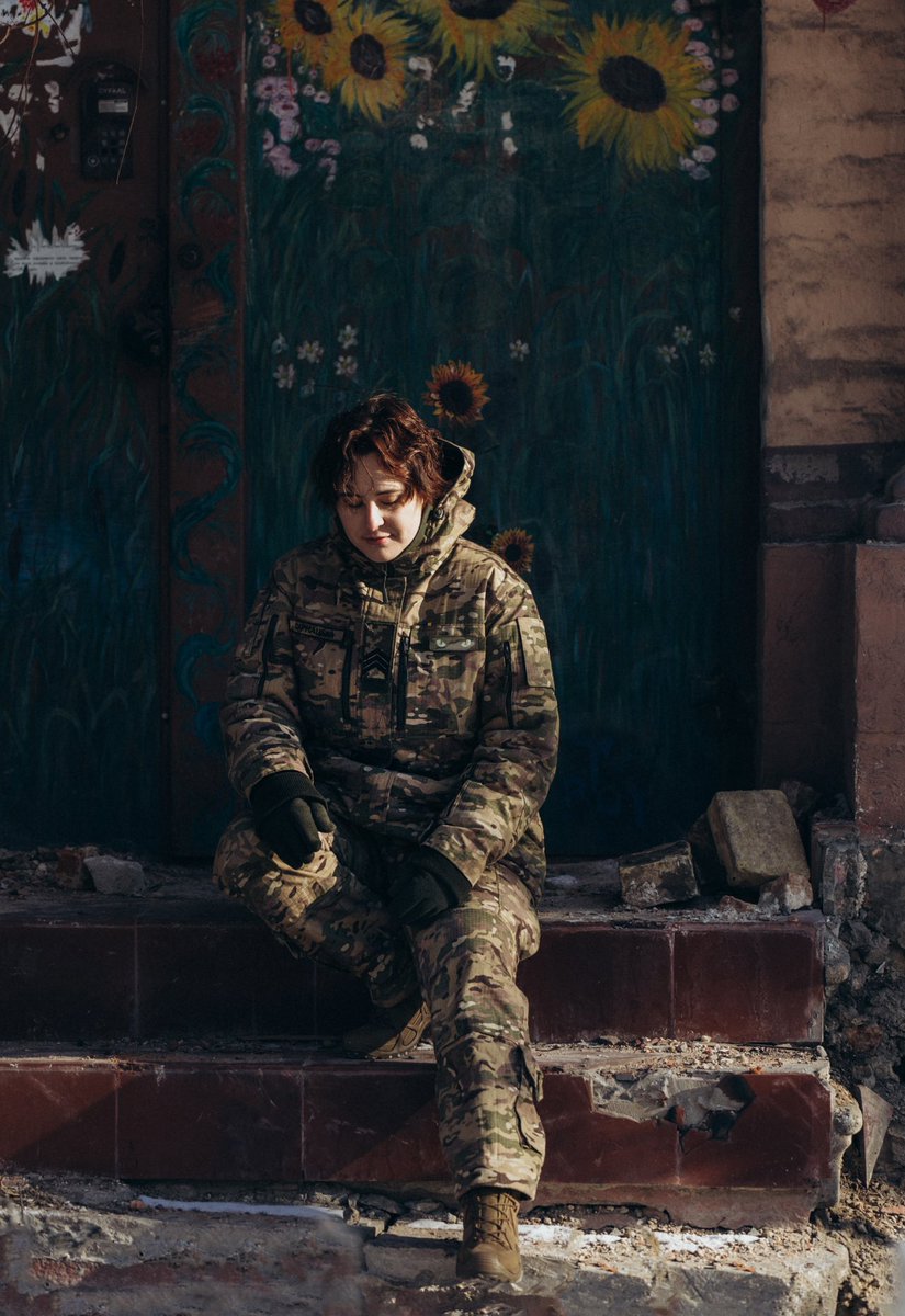 ASarnatska's tweet photo. Влітку 2022 я тільки почала займатись волонтеркою. Бачили б ви як я пищала і скакала, коли нарешті вдалось знайти гроші і купити турнікети. Я хвасталась своїм медикам і вони мене сильно хвалили. Лише мій друг взводний медик сидів злий. Я дуже здивувалась і спитала чого він не радий. Він сказав:
- Ти це купляєш бо хтось інший не зробив свою роботу і тим самим ти   прикриваєш його помилки. 
⁃Ок - сказала я - але тепер від цього залежить наше життя. Доволі дивно померти, аби когось покарати. 
⁃А вони будуть безкарно продовжувати це їбане блядство. Ні, країна яка не працює, має гинути.
⁃Але ми з тобою загинемо разом із нею!
⁃Значить так і буде.
Я раніше чула такі розмови від втікачів у Європу, але ось тут ми стоїмо серед лісу, справа на лавці хлопці чистять автомати і сушать форму на сонечку, ми солдати і я знаю що він не збирається в самоволку. Я не могла осягнути його дивну логіку. Ми тоді посварились на грунті того, що його сімʼя виїхала, а моя - ні, тому йому легше говорити такі речі. Потім помирились і пішли сортувати волонтерські ліки.

Він загинув через рік. Мені вас шкода, якщо ви його не знали.

Я почала розуміти його слова лише цієї зими. Моя сімʼя, друзі і сотні моїх волонтерів досі в Україні, тому я сподіваюсь що фонди і окремі люди закриють собою чужі пройоби і ми встоїмо. Але тепер я цілком розумію тих, хто відслужив два роки і йде в самоволки та списується за хабарі. Я знаю, що всім решті буде важче, але не можу поставитись інакше. І мова йде не лише про тих, хто був весь час на фронті. Мій друг кандидат медичних наук два роки живе як бомж і їздить по болотах. Бачила в приватному медичному центрі повний розклад медиків, які можуть його замінити. Інший мій друг ледве ходить, але вже рік замість лікування сидить закритий в спеціальній військовій частині для калік та безнадійних бухарів, адже його неможливо списати. Тим часом в країні повні спортзали функціональних хлопців і дівчат. Мій друг топовий програміст вернувся після двох поранень з фронту і працює в тиловій частині, тому отримує 20 тис грн і живе за рахунок своєї жінки. Тим часом його цивільні колеги купили собі білі квиточки і збираються переїжджати до Чехії.

Якщо виявиться, що Україна не здатна провести мобілізацію і воювати готовий лише той мільйон, який вже в армії, то така держава не має існувати. Мені шкода, що більшість цивільних не встигнуть виїхати до того, як Європа закриє свої кордони і житимуть в концентраційних таборах. Ще більше мені шкода той мільйон найкращих людей планети. Але це логічний результат наших власних дій.