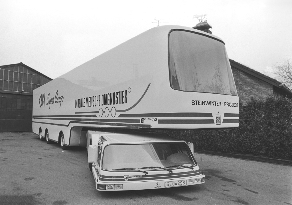RickyTBGuy5997's tweet photo. @QuirkyRides Isn't the Bus much like a tractor trailer combo? The tractor unit looks low like #Steinwinter #SuperCargo? (Plz refer to the link below 👇)

Maker: #drögmöller.
Featured: @autowp_ru 

https://t.co/s4S5FVoFFq https://t.co/cuDaAL4A7f